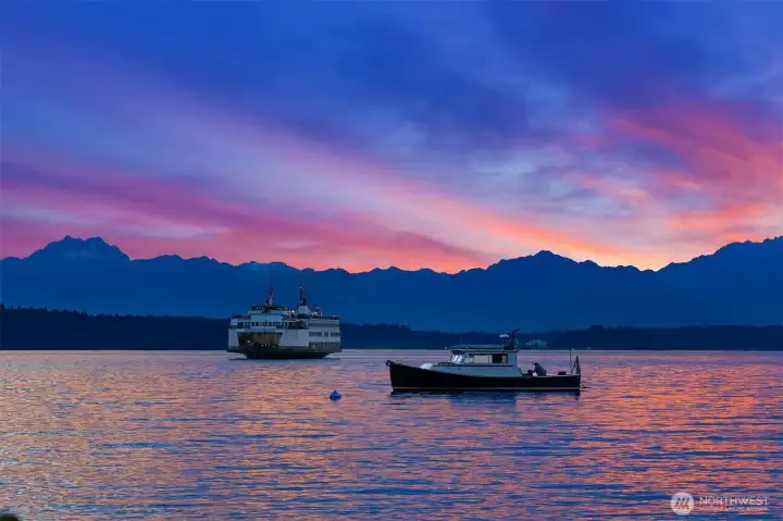 A mesmerizing kaleidoscope of tones and hues year round.