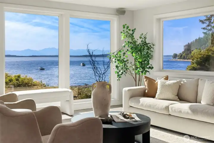 As part of the remodel, the homeowners wanted to maximize the views and create a natural indoor/outdoor feel.