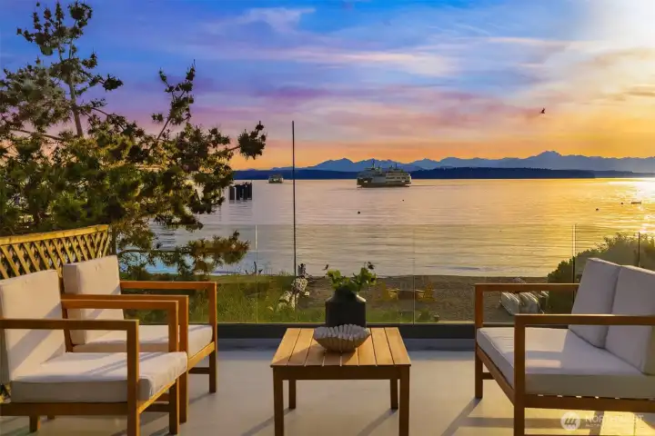 Step outside onto the deck which is divided into 2 sections: one covered for rainy days and the other uncovered to lounge in the sun.