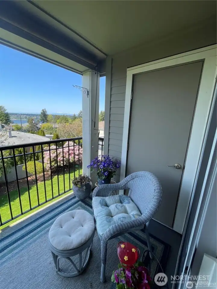The deck is covered and easily enjoyed all year round. You can sit and enjoy the ships and boats drifting by.