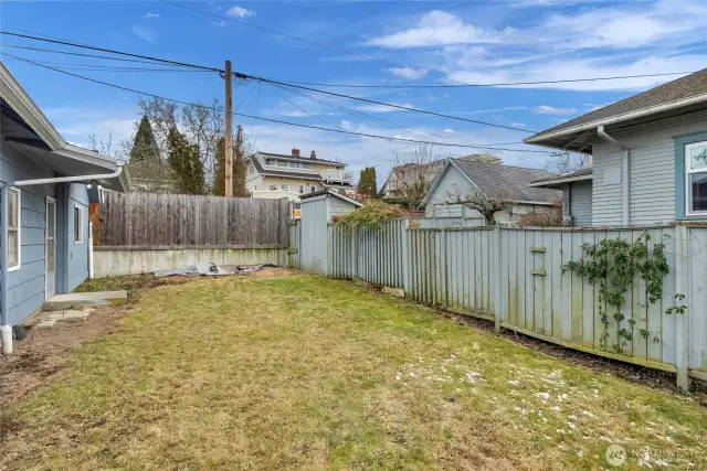 Fully fenced side yard