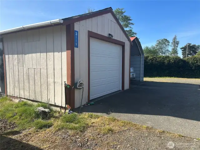 small garge and car port
