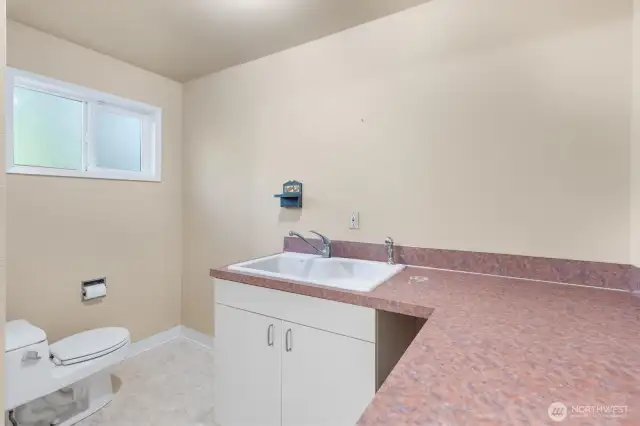 1/2 bath off the utility room