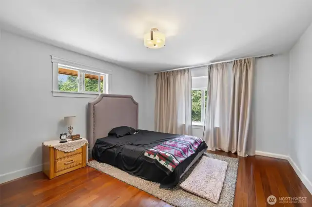 Spacious bedroom with Full Bathroom