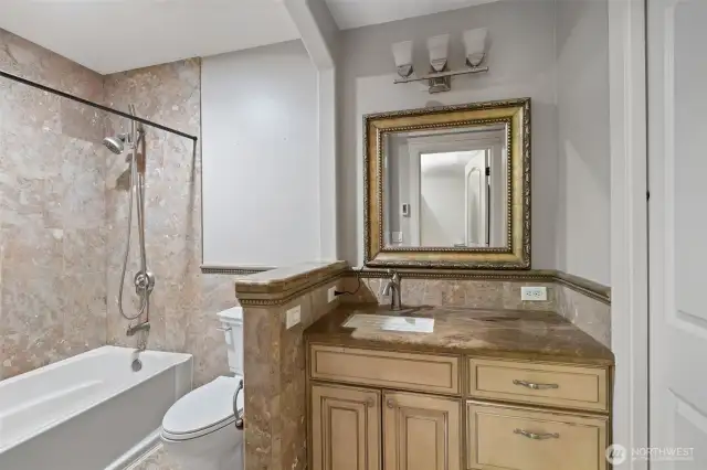 Here is the full bathroom of the bedroom.