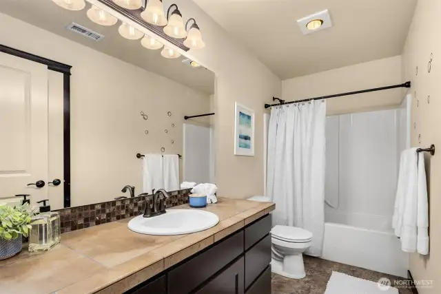 Upstairs full bathroom.