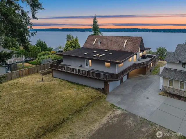 Community amenities include private boat launch, sports courts & parks.