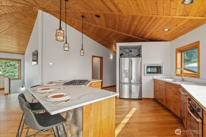 Large eating bar with room for 6 people