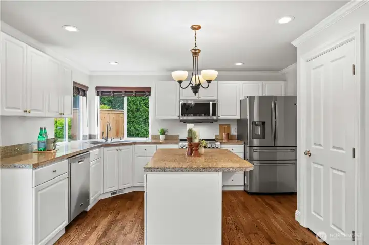 Kitchen w/ Island & Pantry