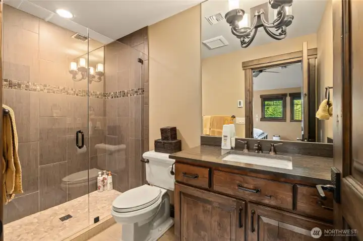 Upstairs ensuite bathroom