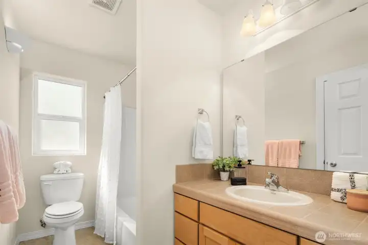 Upstairs full guest bathroom.