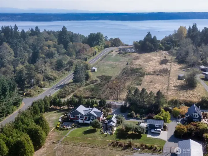 Maury Island Bluffs Neighborhood is a great location for creating your island retreat. Close to Point Robinson, the Vashon Troll and lots of natural parks.