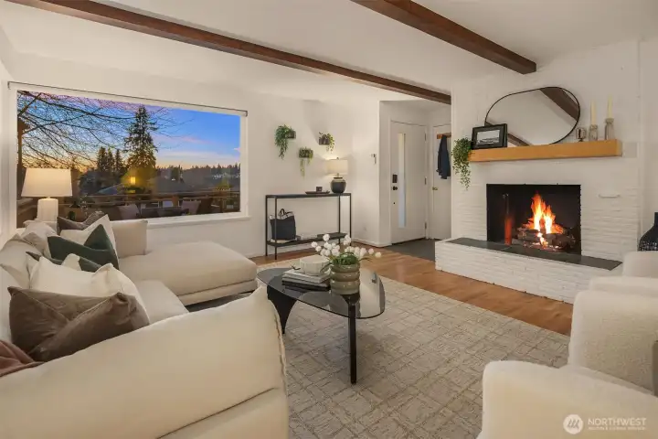 Picture-window sunsets that stop you mid-conversation. Privacy, light, and a sense of arrival—without being cut off from the city.