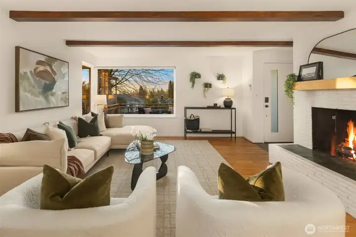 Territorial views + warm oak floors = instant cozy. Natural light pours in, especially when the sky lights up at night.