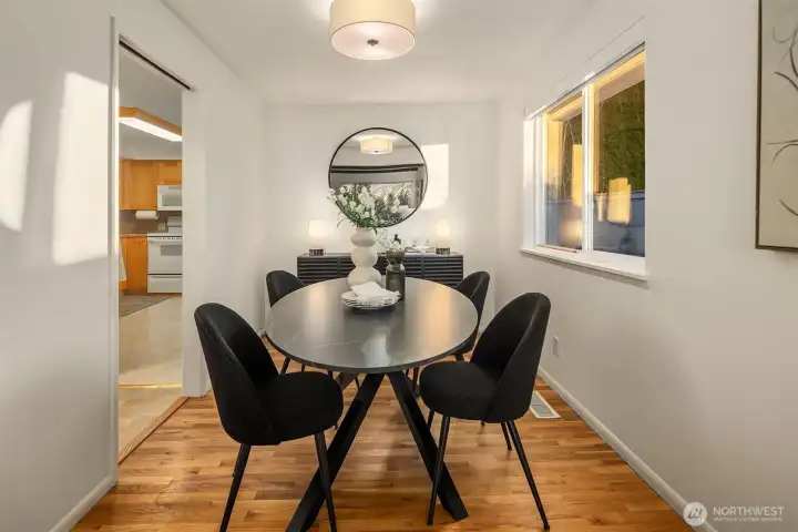 Formal and casual dining that flexes for everyday life or entertaining.