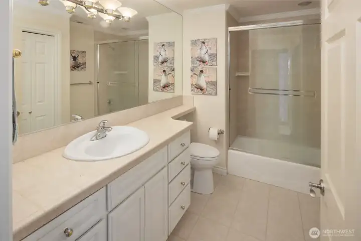 Full bath in the upstairs hallway