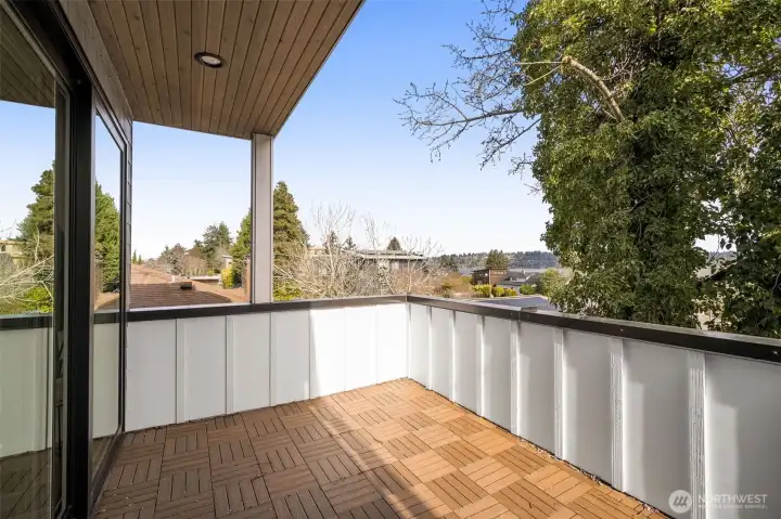 rivate covered deck, perfect for morning coffee or relaxing in the evening.