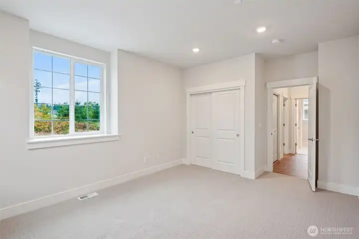 Large secondary bdrm