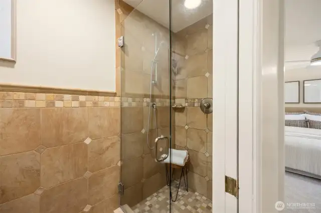 Walk-in-shower.
