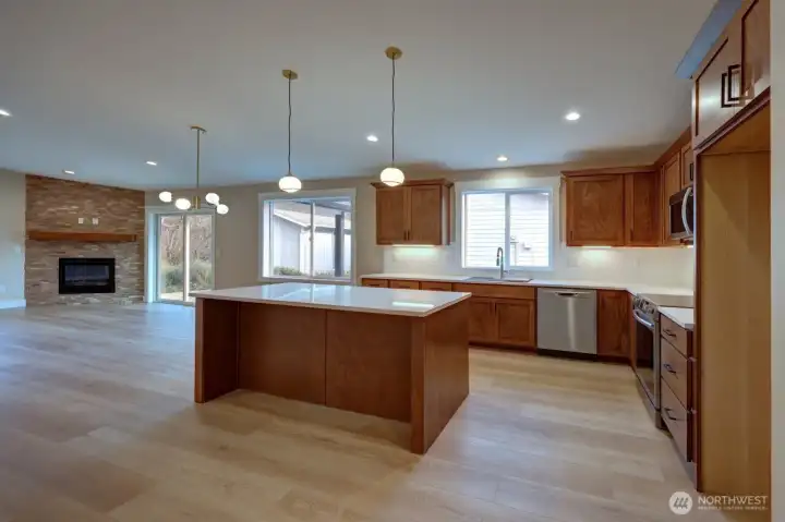 Large island w/eating space