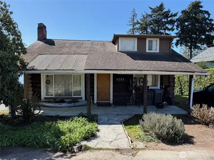 1936 Log home entrance