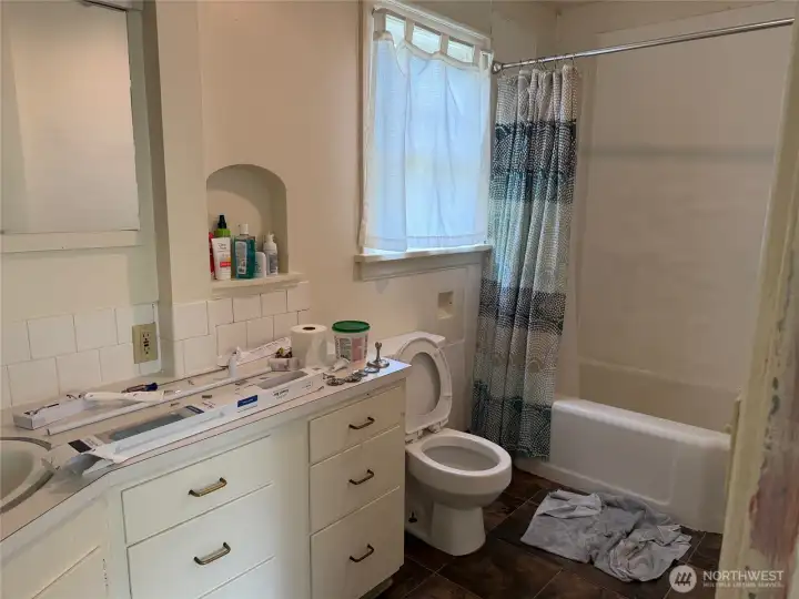Full bathroom on main level.