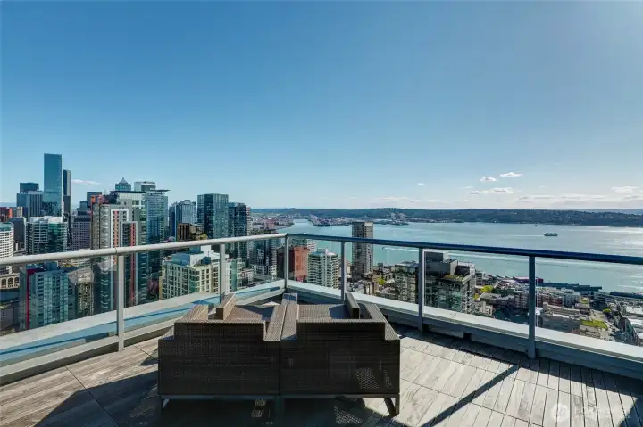 Magical city & Sound views from the rooftop deck of the north tower (41st floor) to enjoy!