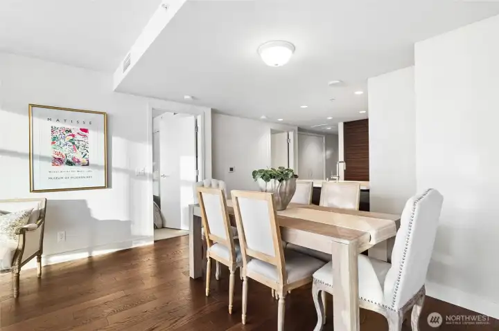 Close-up of the dining space comfortably seating 6 or more?