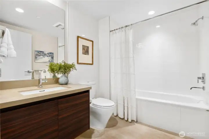 Pristine full guest bath.