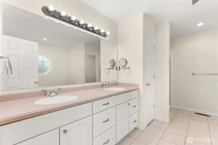 Primary bath with dual sinks