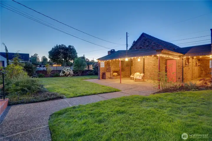 hoto is edited to include fire. Seller has not made a fire here.