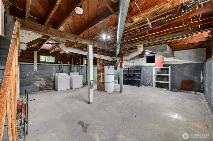 Full unfinished basement Full unfinished basement
