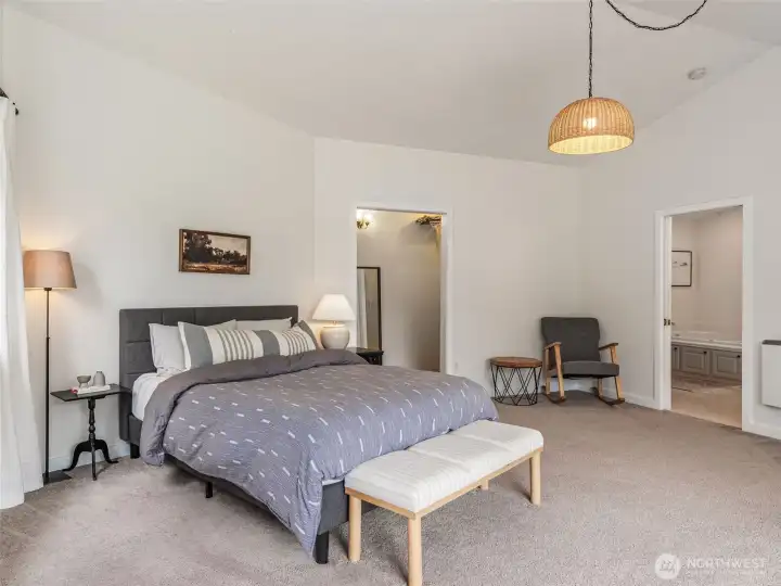 Spacious bedroom Spacious bedroom