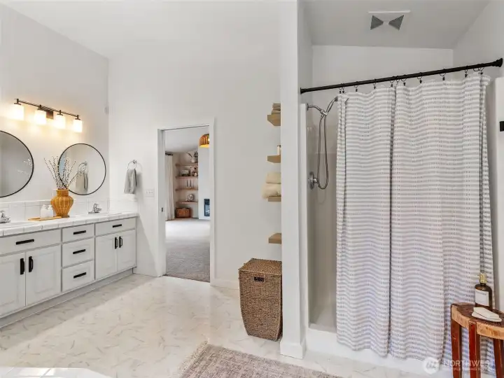 Large ensuite bathroom Large ensuite bathroom