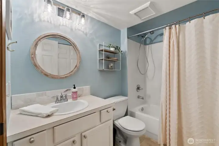 Full bathroom #2