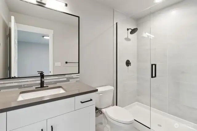 Full bath off Entry level Bdrm