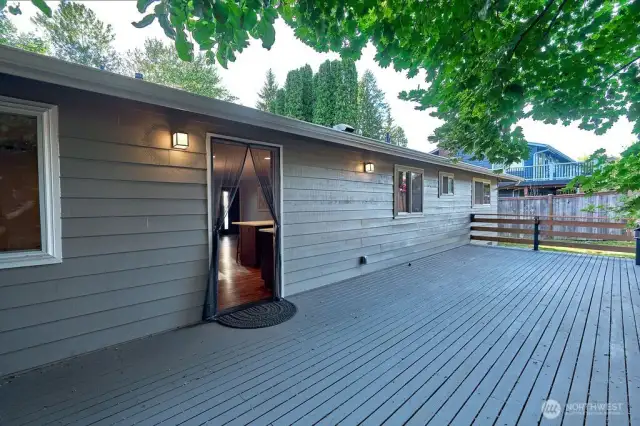 The flexible screen door allows you to come and go from the kitchen with ease