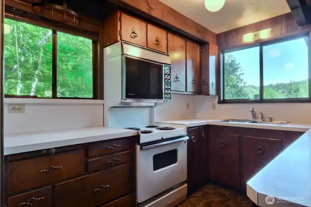 House was built in 1975 and the kitchen was too!