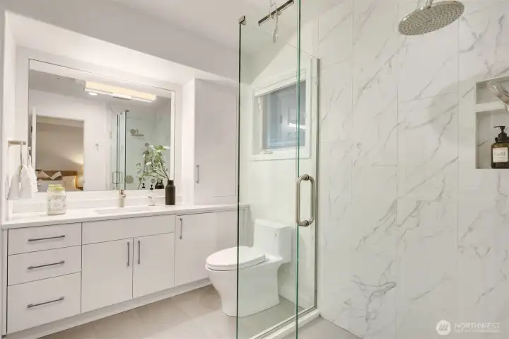 Jr Suite Bath (off of 2nd bedroom)