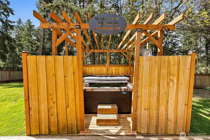 8 Person Hot Tub with Jets ~ Lights