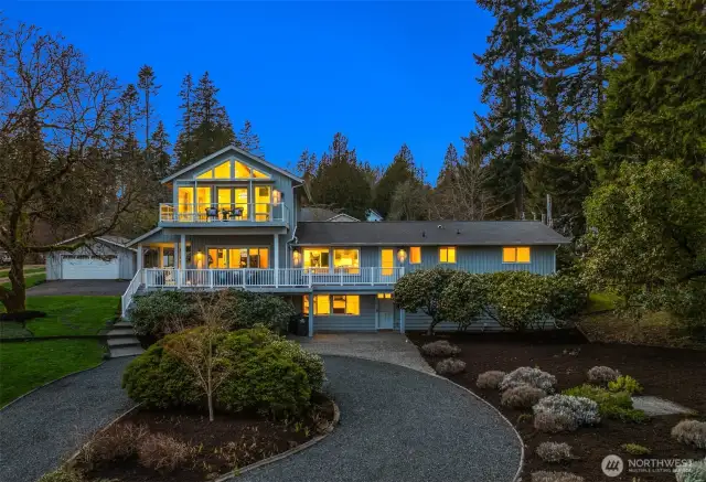 Captivating views of Puget Sound and the Seattle skyline.