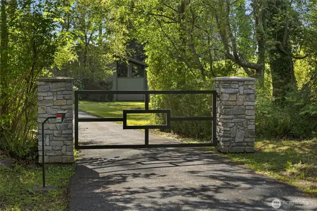 Smugglers Cove entry gate with circle exit on Sunset Point