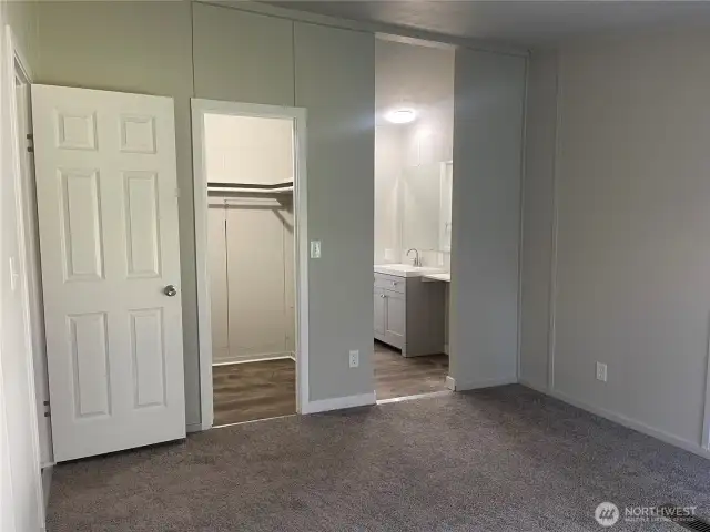 Walk-in and Primary Bath, Full