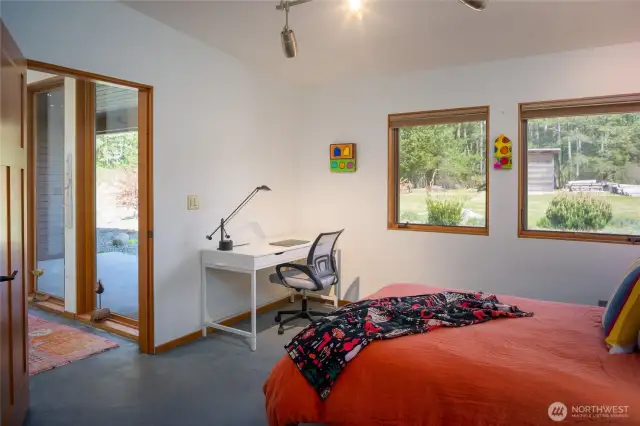 Guest bedroom.