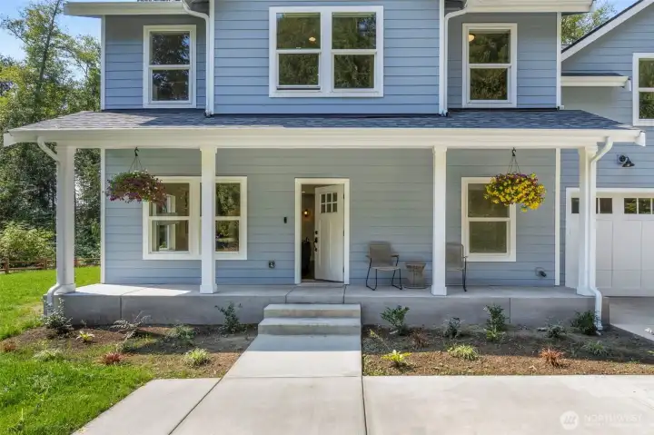 Inviting covered front porch! Inviting covered front porch!