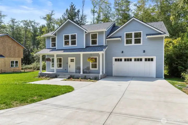 Located at the end of a cul-de-sac. Spacious concrete driveway with a 2 car garage Located at the end of a cul-de-sac. Spacious concrete driveway with a 2 car garage