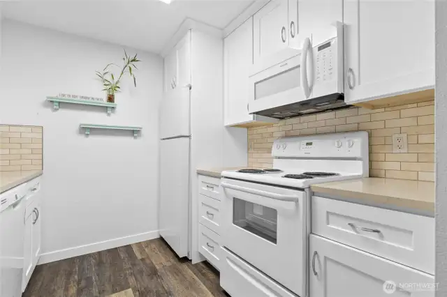 Where style meets ease—this bright, open-concept home features tasteful upgrades and floods of natural light. #TurnkeyLiving