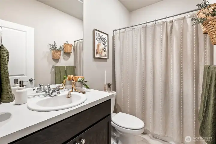 Spacious full guest bathroom