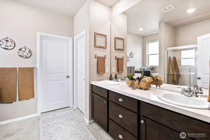 Double vanity in primary bedroom bathroom