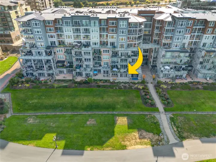 Enjoy direct access from your residence to Point Ruston’s lively waterfront promenade and an array of resort-style amenities—including dining, boutique shopping, entertainment, and outdoor recreation—all just steps away.